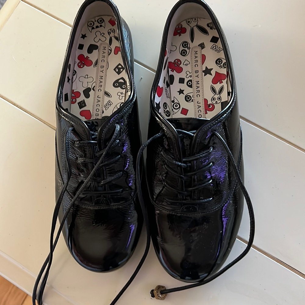 Lace up black patent leather round toe sneakers